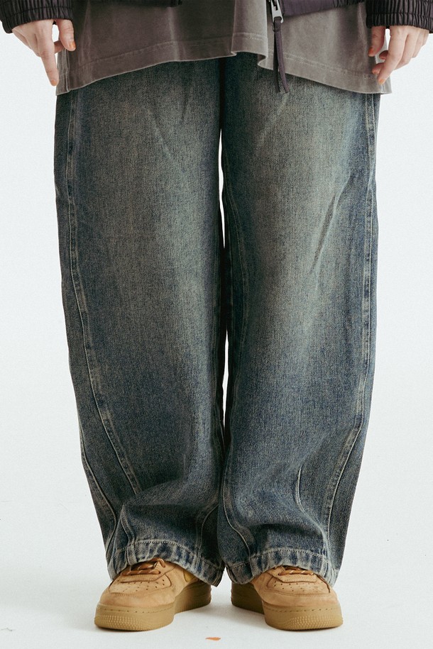 인심 절개 디테일이 돋보이는 데님 바지입니다. 남녀 공용으로, 블랙과 블루 두 가지 색상으로 출시되어 취향에 따라 선택할 수 있습니다. 봄, 가을에 어울리는 중간 두께감의 데님, 면, 폴리에스테르 혼방 소재로 제작되었습니다. 와이드 루즈핏으로 편안한 착용감을 선사하며, 캐주얼, 미니멀, 시티보이 스타일을 연출하기 좋습니다. 동네 마실룩, 여행룩 등 다양한 TPO에 활용 가능합니다.
