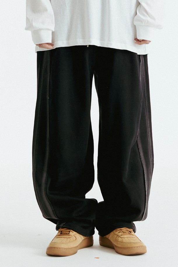 리벳 라인 스트링 팬츠는 남녀 모두 착용 가능한 캐주얼 스타일의 와이드 핏 긴 바지입니다. 면 소재로 제작되어 편안한 착용감을 선사하며, 봄, 가을에 적합합니다. 허리 부분은 밴딩 처리되어 편안함을 더하고, 스트링 디테일로 포인트를 주어 미니멀, 시티보이 룩을 연출하기 좋습니다. 동네 마실룩이나 산책룩으로 활용하기 좋은 아이템입니다. 블랙(Black) 색상으로 어떤 상의에도 매치하기 용이합니다.
