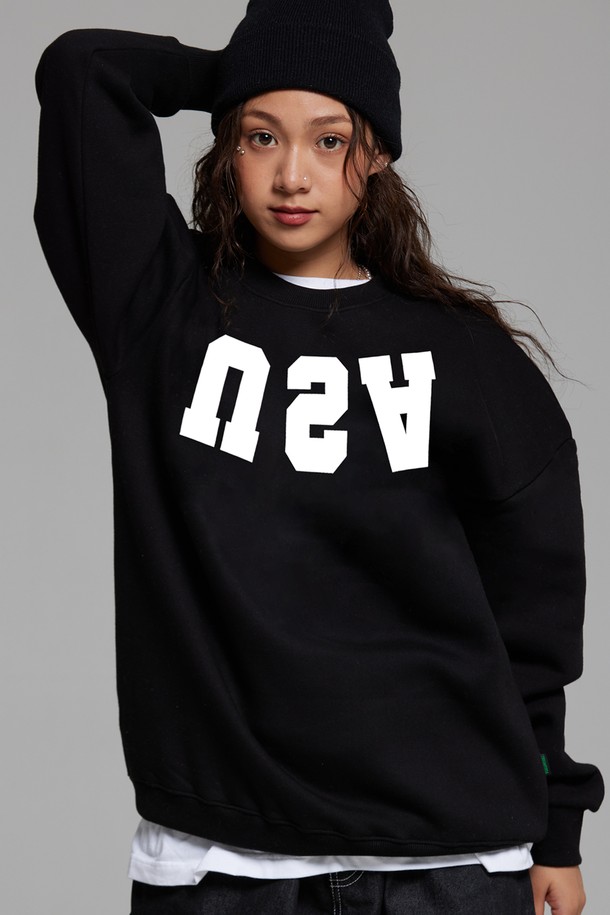 씨알에스디엘 리버스 유에스에이 맨투맨은 블랙 컬러의 오버핏 디자인으로, 캐주얼 및 스트릿 스타일을 즐기는 분들께 적합합니다. 봄, 가을, 겨울 세 계절 모두 착용 가능하며, 두꺼운 면 소재로 제작되어 부드러운 촉감을 선사합니다. 라운드넥에 레터링 로고 패턴이 특징이며, 캠핑룩이나 집콕룩 등 다양한 TPO에 활용하기 좋습니다. 긴 소매 기장으로 편안함과 스타일을 동시에 만족시키는 아이템입니다.
