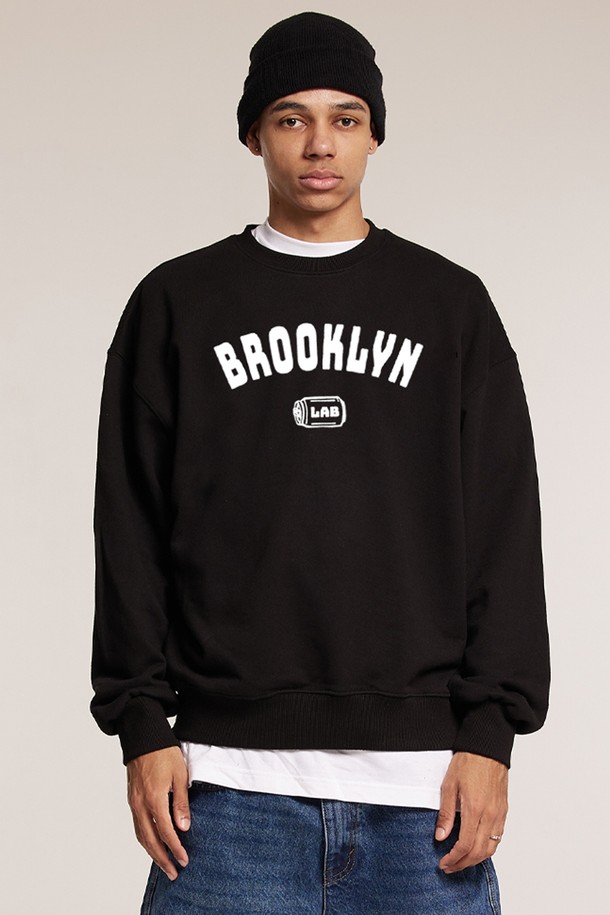 씨알에스디엘 브루클린 네추럴핏 맨투맨은 캐주얼 및 스트릿 스타일을 즐겨 입는 남성 고객을 위한 상의입니다. 부드러운 면 소재로 제작되어 편안한 착용감을 선사하며, 봄, 가을, 겨울 세 계절 모두 활용 가능합니다. 라운드넥 디자인에 레귤러 기장으로, 네추럴핏의 편안한 실루엣을 연출합니다. 특히, 가슴 부분의 'BROOKLYN' 레터링 프린트가 돋보이는 디자인으로, 두꺼운 두께감으로 따뜻함까지 더했습니다. 블랙 색상으로 어떤 스타일에도 쉽게 매치할 수 있는 실용적인 아이템입니다.
