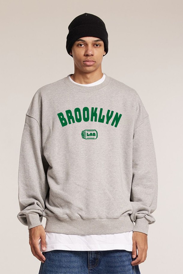 씨알에스디엘 브루클린 네추럴핏 맨투맨은 남성용 상의로, 캐주얼하고 미니멀한 스타일을 추구하는 분들을 위한 겨울 데일리룩 아이템입니다. 블랙, 그레이, 라이트그레이, 오트밀 4가지 색상으로 출시되었으며, 두꺼운 두께감으로 따뜻하게 착용할 수 있습니다. 부드러운 촉감의 면과 폴리에스테르 혼방 소재를 사용하여 편안한 착용감을 제공하며, 오버핏으로 편안한 핏을 선사합니다. 라운드넥에 긴 소매 기장으로, 2바늘 커버스티치 넥라인, 립 마감 처리, 사이드 심 포인트 라벨 등의 디테일이 돋보이며 내구성이 높습니다.
