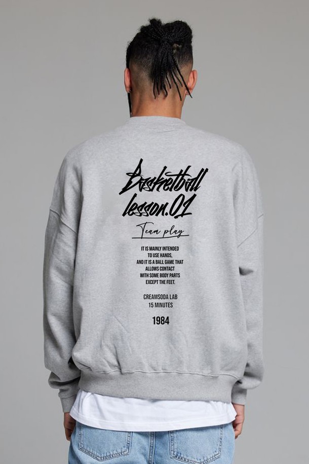 씨알에스디엘 쿼터 팀플레이 맨투맨은 남성용 맨투맨으로, 캐주얼, 스트리트, 미니멀 스타일을 추구하는 분들에게 적합합니다. 봄, 가을, 겨울 계절에 착용하기 좋으며, 일상, 캠핑룩, 산책룩 등 다양한 TPO에 활용할 수 있습니다. 그레이 컬러에 레귤러핏으로 제작되었으며, 두꺼운 면 소재로 부드러운 촉감을 선사합니다. 라운드넥 디자인에 긴소매, 레터링과 프린팅 무늬가 특징이며, 백 프린팅으로 포인트를 더했습니다.
