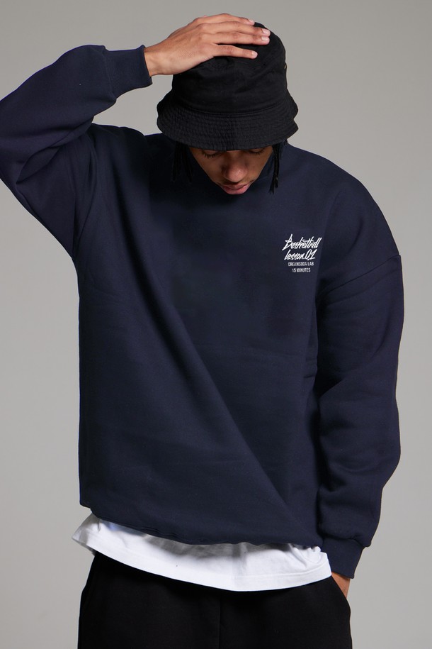 네이비 컬러의 씨알에스디엘 쿼터 팀플레이 맨투맨입니다. 부드러운 면 소재로 제작되어 편안한 착용감을 선사하며, 두꺼운 두께감으로 봄, 가을, 겨울철에 따뜻하게 입을 수 있습니다. 오버핏 디자인과 라운드넥으로 캐주얼하고 스트릿한 스타일을 연출하기 좋습니다. 가슴 부분의 레터링 프린트와 긴 소매 기장이 특징이며, 로고 패턴으로 포인트를 더했습니다. 일상에서 편안하게 즐겨 입을 수 있는 맨투맨입니다.
