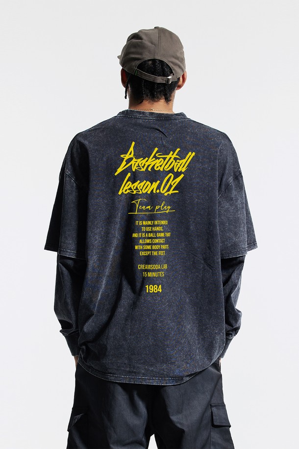 "씨알에스디엘 쿼터 팀플레이 피그먼트 페이크 이중 레이어드 롱슬리브"는 남녀 공용으로 착용 가능한 롱슬리브 티셔츠입니다. 블랙과 옐로우 두 가지 색상으로 출시되었으며, 캐주얼 및 스트릿 스타일을 연출하기 좋습니다. 피그먼트 워싱 기법으로 빈티지한 느낌을 살렸으며, 페이크 레이어드 디자인이 특징입니다. 면 소재로 제작되어 부드러운 촉감과 우수한 수분 흡수 및 통기성을 제공하여 봄, 가을에 편안하게 착용할 수 있습니다. 동네 마실룩 또는 산책룩, 그리고 미니멀한 스타일에도 잘 어울립니다.
