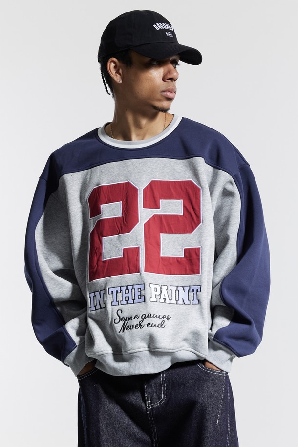 씨알에스디엘(CRS DL) 절개 패널 레터링 럭비 맨투맨은 남성용으로, 캐주얼과 스포티 무드를 넘나드는 디자인이 특징입니다. 그레이, 네이비, 레드 세 가지 색상으로 제공되며, 봄, 가을, 겨울 계절에 착용하기 좋습니다. 럭비 스타일을 기반으로 한 절개 디테일과 패널 디자인, 레터링 프린트가 돋보이며, 오버핏으로 편안한 착용감을 선사합니다. 두꺼운 면 소재로 제작되어 부드러운 촉감을 느낄 수 있으며, 출근룩과 캠핑룩 등 다양한 TPO에 활용 가능합니다.
