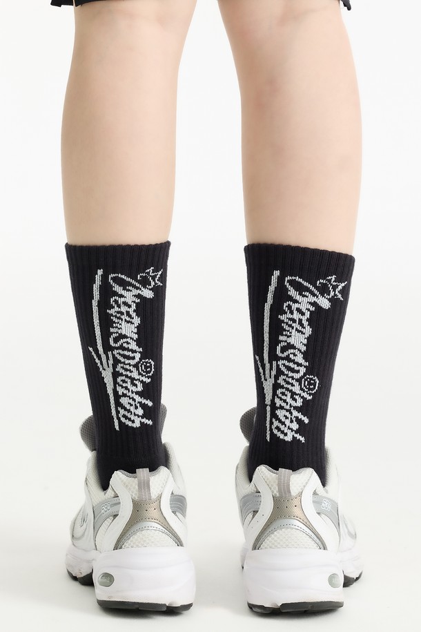 씨알에스디엘 크림소다 레터링 양말은 부드러운 면 소재로 제작되어 편안한 착용감을 선사합니다. 블랙과 화이트 두 가지 컬러로 출시되어 어떤 스타일에도 매치하기 용이하며, 사계절 내내 활용하기 좋습니다. 크림소다 로고 디자인과 레터링 패턴이 돋보이는 캐주얼하고 미니멀한 양말입니다. 산책룩에 포인트를 더하고 싶을 때 착용해보세요. 흡습 기능으로 쾌적한 착용감을 유지해줍니다.
