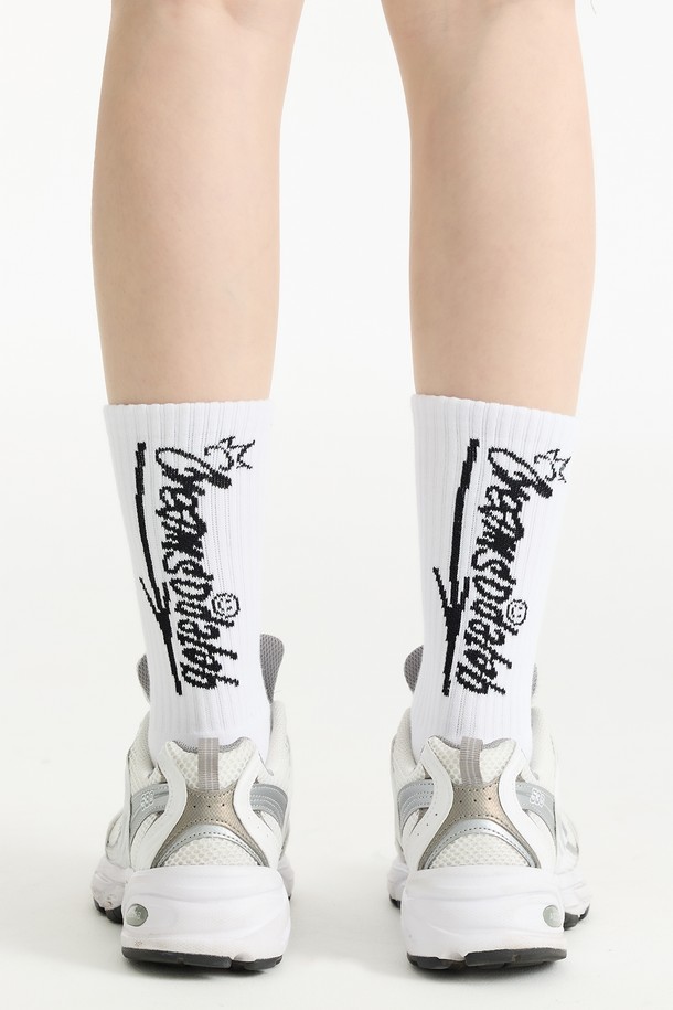 씨알에스디엘 크림소다 레터링 양말은 부드러운 면 소재로 제작되어 편안한 착용감을 선사합니다. 화이트 컬러 바탕에 크림소다 레터링 디자인이 돋보이는 캐주얼 양말로, 미니멀한 스타일을 연출하기 좋습니다. 흡습 기능으로 쾌적함을 유지하며, 사계절 내내 일상에서 활용하기 좋은 아이템입니다.
