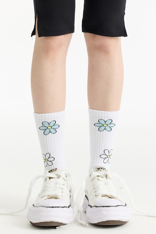 청량한 화이트 컬러 바탕에 파스텔 플라워 패턴이 돋보이는 씨알에스디엘 파스텔 플라워 양말입니다. 부드러운 면 소재로 제작되어 산뜻한 착용감을 선사하며, 봄, 여름 시즌에 적합합니다. 얇은 두께감과 흡습 기능으로 쾌적함을 유지하며, 캐주얼하고 미니멀한 스타일을 연출하기 좋습니다. 산책룩에 포인트 아이템으로 활용하여 화사하고 사랑스러운 분위기를 더해보세요.
