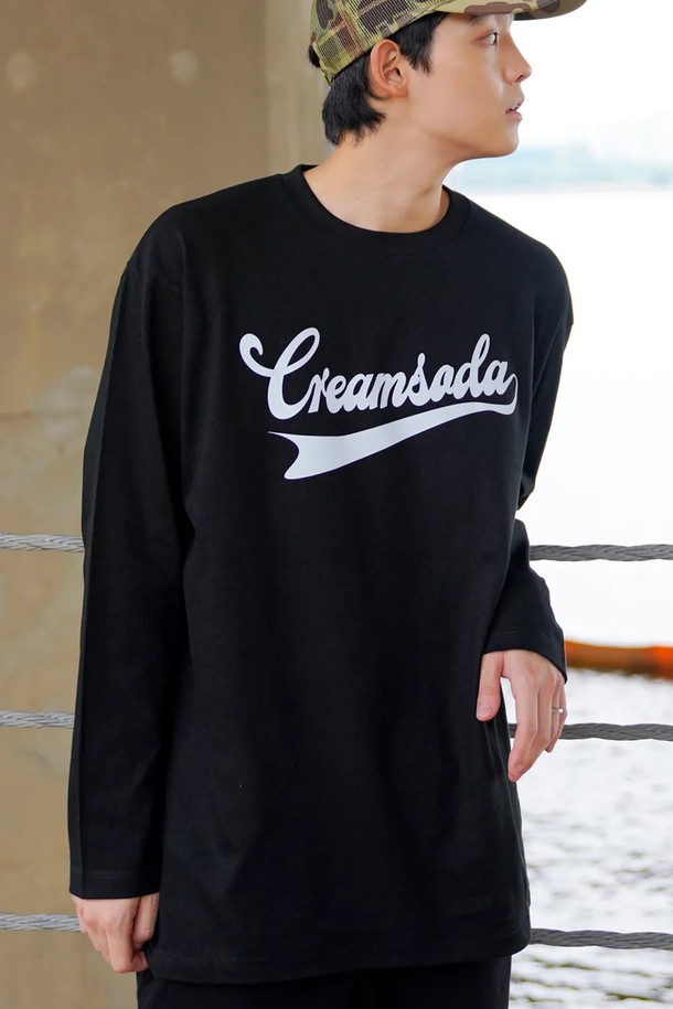 씨알에스디엘 어센틱 로고 롱슬리브는 캐주얼, 스트리트, 미니멀 스타일을 모두 아우르는 공용 긴 소매 티셔츠입니다. 봄, 가을, 겨울 계절에 적합하며, 두꺼운 면 소재로 제작되어 부드러운 촉감을 선사합니다. 라운드넥과 레귤러핏 디자인으로 편안한 착용감을 제공하며, 씨알에스디엘 브랜드 로고가 프린팅되어 있습니다. 일상복으로 활용하기 좋으며, 스트릿 패션을 연출하기에도 안성맞춤입니다.
