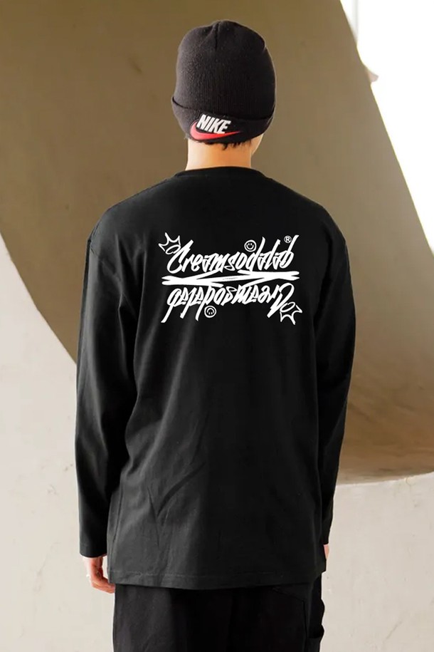 씨알에스디엘 레터링 롱슬리브는 캐주얼, 스트리트, 미니멀 스타일을 아우르는 공용 티셔츠입니다. 부드러운 면 소재로 제작되어 편안한 착용감을 선사하며, 봄, 가을 시즌에 적합합니다. 레귤러핏에 라운드넥 디자인으로, 블랙 컬러에 레터링 패턴이 돋보이는 롱슬리브입니다. 뒷면에는 백프린팅 디테일이 더해져 개성 있는 스타일을 연출합니다. 일상복으로 활용하기 좋은 아이템입니다.

