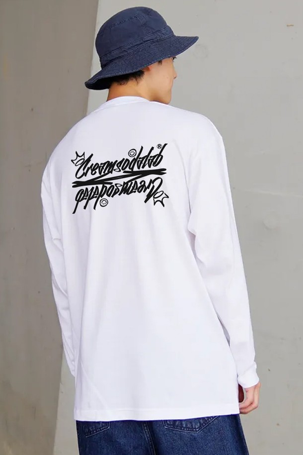 씨알에스디엘(CRS DL) 레터링 롱슬리브는 남성을 위한 캐주얼, 스트릿 스타일의 티셔츠입니다. 봄, 가을에 적합하며, 출근룩으로 활용하기 좋습니다. 면 소재의 레귤러핏 긴소매 라운드넥 티셔츠로, 레터링 프린팅이 돋보입니다. 화이트 컬러의 레귤러 기장으로, 미니멀한 스타일 연출에도 용이합니다. 일상에서 편안하게 착용할 수 있는 아이템입니다.
