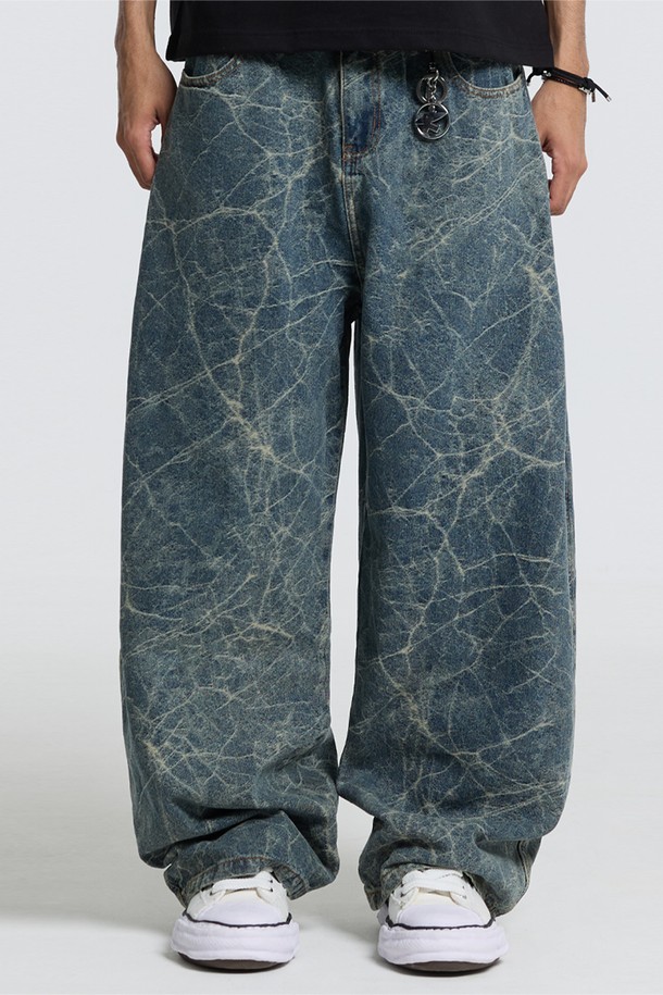 씨알에스디엘 크랙 자카드 데님 팬츠는 남녀 모두 착용 가능한 유니섹스 디자인의 데님 팬츠입니다. 블루 컬러에 크랙 및 자카드 패턴이 돋보이며, 사계절 내내 활용 가능한 실용적인 아이템입니다. 레귤러핏으로 제작되어 편안한 착용감을 선사하며, 워싱 디테일이 빈티지한 분위기를 더합니다. 면, 폴리에스테르, 아크릴 혼방 소재로 제작되어 튼튼하며, 뒷주머니가 있어 실용성을 높였습니다. 데이트룩, 여행룩, 캐주얼, 클래식, 미니멀 스타일 모두 소화 가능한 매력적인 데님 팬츠입니다.
