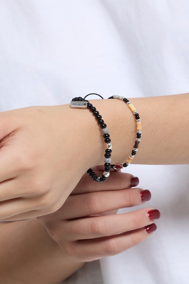 씨알에스디엘 그레이 마블 믹스드 원석 팔찌는 미니멀하고 베이직한 스타일을 추구하는 분들을 위한 팔찌입니다. 블랙 원석을 베이스로, 마블링 무늬가 은은하게 드러나 세련된 멋을 더합니다. 실버 컬러 포인트 디테일이 돋보이며, 데일리룩과 산책룩에 잘 어울립니다. 팔찌 둘레는 20cm이며, 향수, 헤어 스프레이, 물, 땀에 노출되지 않도록 주의하여 착용하고, 목욕, 취침, 운동 시에는 착용을 권장하지 않습니다. 클래식하고 캐주얼한 스타일에도 잘 어울려 다양한 룩에 매치할 수 있습니다.
