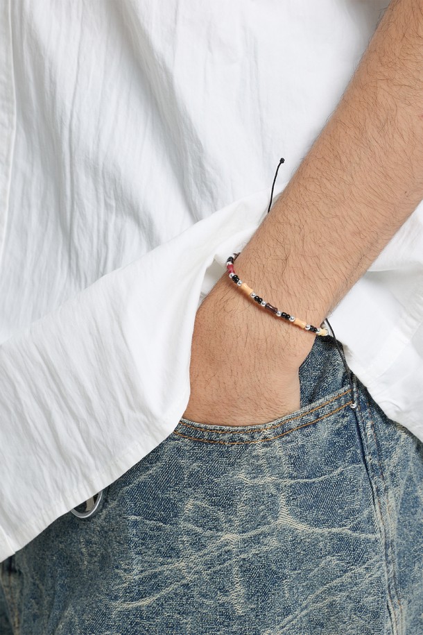 씨알에스디엘 빈티지 웨스턴 믹스드 팔찌는 남녀 모두 착용 가능한 팔찌입니다. 블랙 컬러에 유리, 플라스틱, 폴리 소재를 믹스하여 스트릿 무드를 연출합니다. 빈티지 웨스턴 스타일의 디자인 장식이 돋보이며, 일상에서 개성 있는 포인트를 더할 수 있습니다. 믹스드 소재로 독특한 매력을 선사하는 팔찌입니다. 스트리트, 캐주얼 스타일에 잘 어울립니다.
