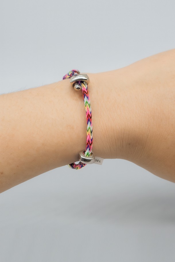 씨알에스디엘 카테나 슬림 팔찌는 남녀 모두 착용 가능한 액세서리입니다. 스테인리스스틸 소재에 로프 트위스트 패턴과 실버 포인트, 트위스트 스틱 디자인으로 미니멀하고 캐주얼한 스타일을 연출합니다. 핑크와 블랙 두 가지 색상으로 제공되며, 사이즈 조절이 가능하여 편안하게 착용할 수 있습니다. 일상생활에서 착용하기 좋으며, 향수, 헤어스프레이, 물, 땀에 주의하여 관리해야 합니다. 목욕, 수면, 운동 시에는 착용하지 않는 것이 좋고, 알레르기 반응이 나타날 수 있습니다.
