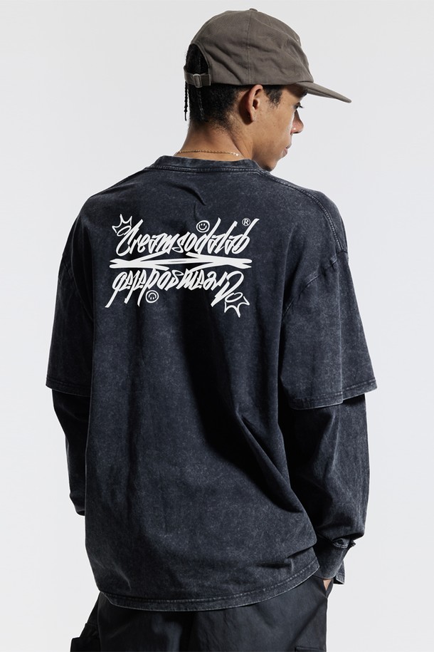 씨알에스디엘(CRS DL) 레터링 피그먼트 페이크 이중 레이어드 롱슬리브는 남녀 공용으로 착용 가능한 티셔츠입니다. 부드러운 면 소재에 흡습 및 통기 기능이 있어 편안한 착용감을 제공하며, 봄, 가을 시즌에 적합합니다. 블랙 컬러의 레귤러핏 긴소매 티셔츠로, 피그먼트 워싱과 페이크 레이어드 디자인이 특징입니다. 라운드넥과 통솔 리브 디테일이 캐주얼, 스트릿, 미니멀 스타일을 완성하며, 산책룩에 활용하기 좋습니다. 레터링 패턴이 돋보이는 디자인으로, 데일리룩에 포인트를 더해보세요.
