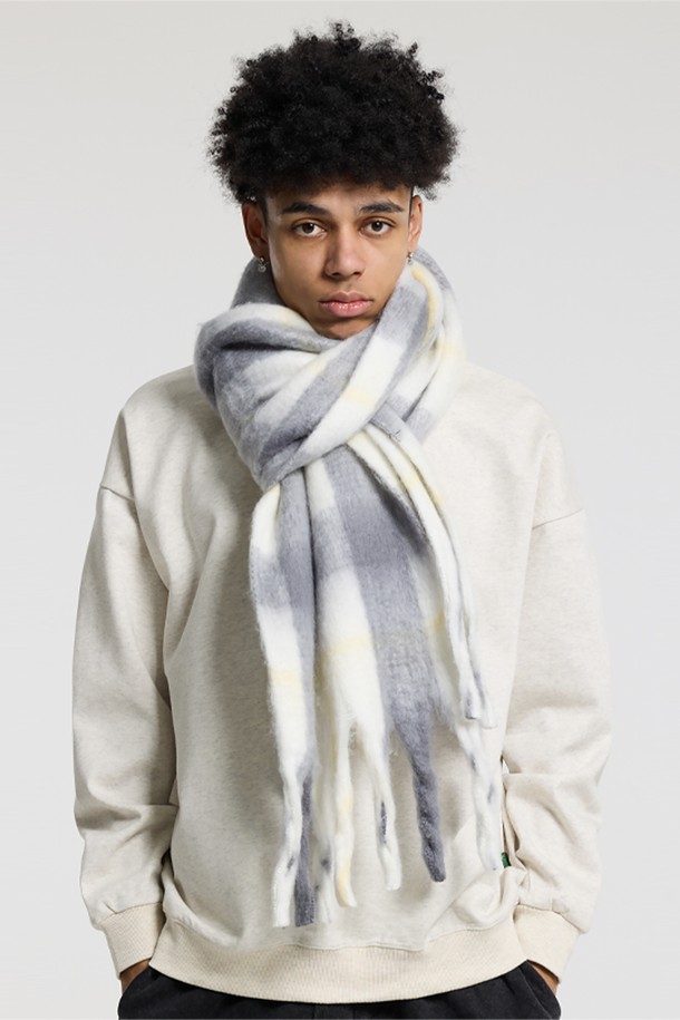 씨알에스디엘(CRS DL) 소프트 배색 체크 자이언트 헤어리 니트 머플러는 부드러운 촉감과 따뜻한 보온성을 제공하는 머플러입니다. 가을, 겨울철에 착용하기 좋으며, 일상, 출근룩 등 다양한 TPO에 활용할 수 있습니다. 브라운, 아이보리, 그레이 세 가지 색상으로 제공되며, 투톤 배색과 헤어리 텍스처, 체크 패턴이 특징입니다. 긴 길이감과 넉넉한 두께로 포근함을 더하며, 캐주얼, 클래식, 미니멀 스타일 모두에 잘 어울립니다. 내구성이 좋아 오랫동안 착용할 수 있습니다.
