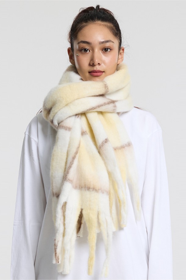 **씨알에스디엘 소프트 배색 체크 자이언트 헤어리 니트 머플러**는 부드러운 촉감과 보온성을 갖춘 머플러/스카프입니다. 브라운, 아이보리 퍼플, 그레이 세 가지 색상으로 제공되며, 캐주얼 및 베이직 스타일을 연출하기 좋습니다. 두꺼운 두께감의 폴리에스터 소재로 제작되어 가을, 겨울철 따뜻하게 착용할 수 있습니다. 오버사이즈 디자인과 투톤 컬러 배색, 헤어리 텍스처, 드레이프성이 특징이며, 산책룩과 같은 일상 스타일링에 활용하기 좋습니다. 체크 패턴으로 포인트를 더해 캐주얼, 클래식, 미니멀 등 다양한 스타일을 소화할 수 있습니다.
