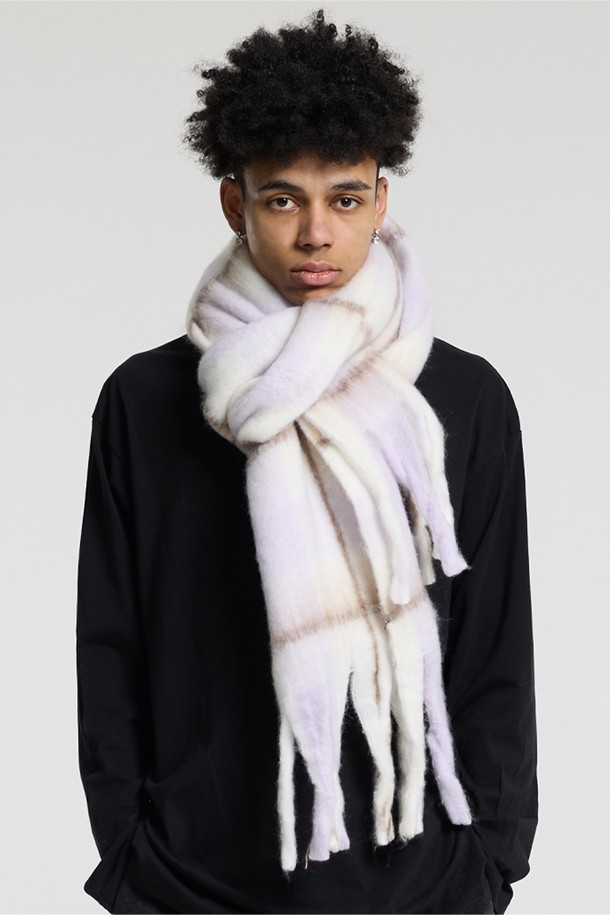 씨알에스디엘(CRS DL) 소프트 배색 체크 자이언트 헤어리 니트 머플러는 남녀 모두 착용 가능한 머플러/스카프입니다. 부드러운 촉감의 헤어리 플리스 원단으로 제작되어 포근한 착용감을 선사하며, 겨울철 보온성을 높여줍니다. 브라운, 아이보리, 퍼플, 그레이 등 은은한 컬러감의 체크 패턴이 돋보이며, 베이직하고 캐주얼한 스타일을 연출합니다. 다양한 의류에 매치하기 용이하며, 내구성이 우수하여 오랫동안 사용할 수 있습니다. 두께감 있는 디자인으로 따뜻함과 스타일을 동시에 잡을 수 있는 아이템입니다.
