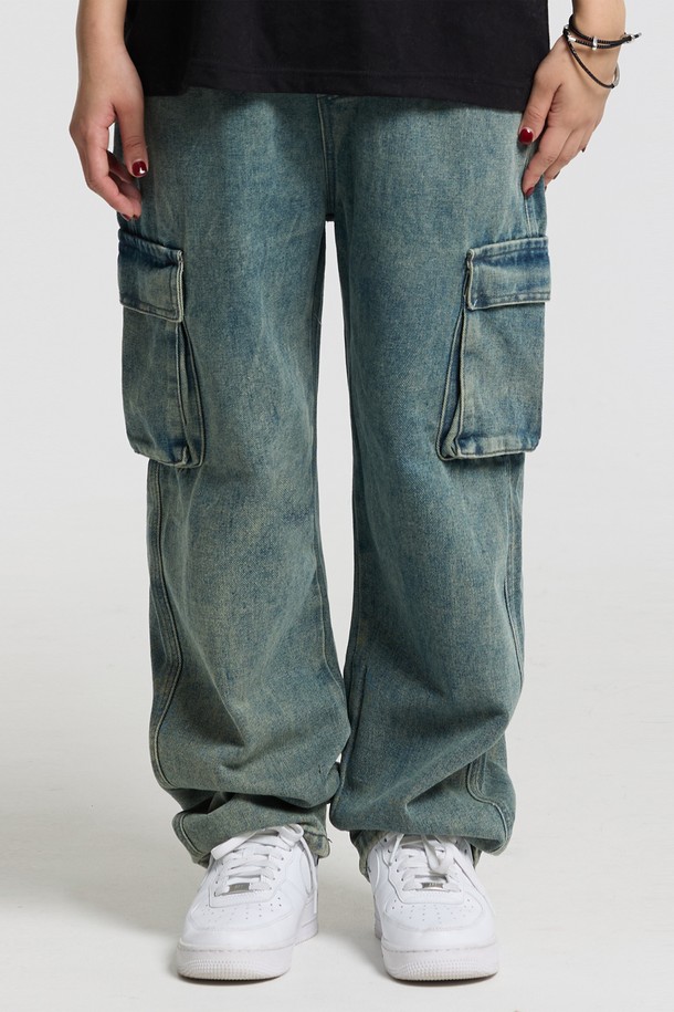 씨알에스디엘 스탠다드 카고 데님 팬츠는 남성용 바지로, 캐주얼, 스트릿, 미니멀 스타일을 아우르는 활용도 높은 아이템입니다. 봄, 가을에 적합하며, 일상 및 출근룩에 매치하기 좋습니다. 블루 컬러의 무지 디자인에, 면과 아크릴 혼방 소재로 제작되어 편안한 착용감을 선사합니다. 레귤러핏 스트레이트 핏으로, 카고 포켓 디테일이 돋보이는 긴 기장의 데님 팬츠입니다.
