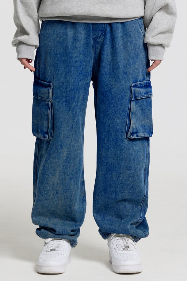 씨알에스디엘 스탠다드 카고 데님 팬츠는 남녀 모두 착용 가능한 캐주얼, 스트릿 스타일의 와이드핏 긴 바지입니다. 면과 아크릴 혼방 소재로 제작되어 봄, 가을에 적합하며, 중간 두께감으로 편안한 착용감을 선사합니다. 무지 디자인에 카고 포켓 디테일이 더해져 실용성을 높였으며, 레귤러핏으로 제작되었습니다. 블루 컬러로 다양한 상의와 매치하여 개성 있는 스타일을 연출할 수 있습니다.
