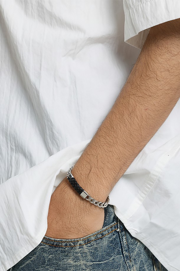 씨알에스디엘 가죽 포인트 실버 체인 팔찌는 그리드 패턴의 합성가죽과 스테인리스 스틸 소재로 제작된 공용 팔찌입니다. 실버 컬러의 체인과 시그니처 인그레이빙 참 장식이 돋보이며, 미니멀, 시크, 캐주얼 스타일을 모두 소화할 수 있습니다. 데이트룩, 모임룩, 소개팅룩 등 다양한 TPO에 매치하여 세련된 분위기를 연출해보세요. 프리 사이즈로 길이를 조절할 수 있어 편안하게 착용 가능합니다. 향수, 헤어스프레이, 물, 땀과의 접촉을 피하고, 목욕, 수면, 운동 시에는 착용하지 않는 것이 좋습니다.
