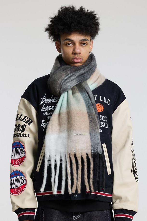 씨알에스디엘 볼드 체크 브러쉬 헤어리 니트 머플러는 부드러운 촉감과 풍성한 헤어감을 자랑하는 유니섹스 머플러입니다. 블루, 레드, 블랙 세 가지 색상으로 출시되었으며, 넉넉한 사이즈와 고밀도 브러쉬 가공으로 가볍지만 풍성한 볼륨감을 선사합니다. 체크와 그라데이션 패턴이 어우러져 캐주얼, 베이직, 미니멀 스타일을 연출하기 좋으며, 가을과 겨울철 출근룩, 여행룩에 따뜻함과 스타일을 더해줍니다. 보온 기능으로 추운 날씨에도 포근함을 유지해줍니다.
