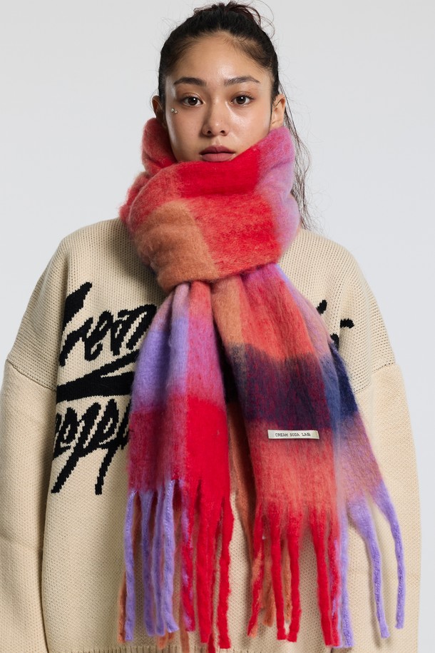 씨알에스디엘 볼드 체크 브러쉬 헤어리 니트 머플러는 가을과 겨울, 당신의 일상에 따뜻함과 스타일을 더해줄 머플러/스카프입니다. 블랙, 레드, 블루 세 가지 색상으로 제공되며, 캐주얼, 클래식, 미니멀 스타일 모두 소화 가능합니다. 보온성을 높여주는 두꺼운 두께감과 부드러운 폴리에스터 소재, 그리고 볼륨감 있는 헤어리 텍스처가 특징입니다. 브러쉬드 가공과 그라데이션 디자인으로 세련됨을 더했으며, 데이트룩과 모임룩에 활용하기 좋습니다. 넉넉한 사이즈로 다양한 스타일링 연출이 가능합니다.
