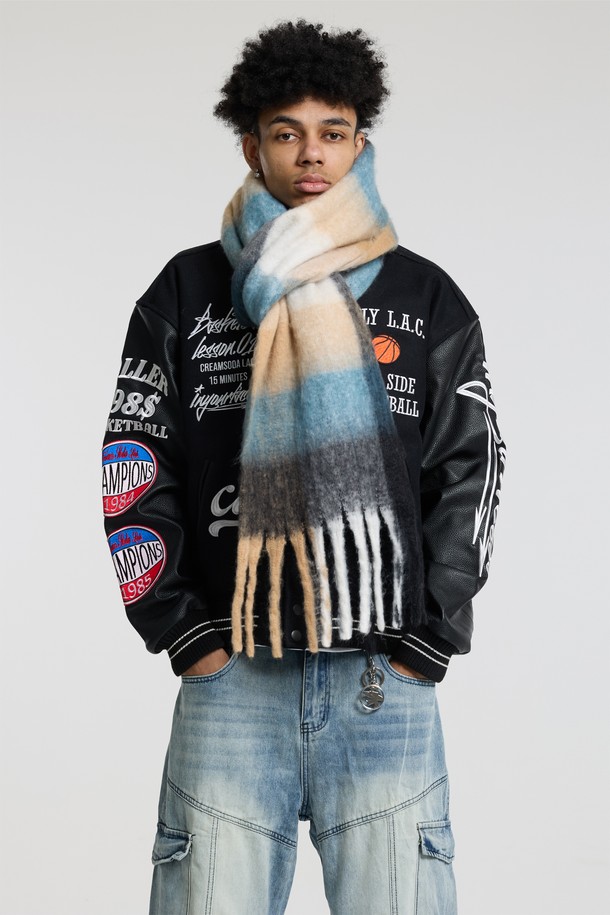 씨알에스디엘 볼드 체크 브러쉬 헤어리 니트 머플러는 헤어리 니트 소재와 고밀도 브러쉬 가공으로 부드러운 촉감과 풍성한 볼륨감을 선사합니다. 블랙, 레드, 블루 세 가지 색상의 그라데이션 체크 패턴은 캐주얼 스타일과 클래식, 미니멀 스타일 모두에 잘 어울립니다. 넉넉한 사이즈로 다양한 연출이 가능하며 가을, 겨울철 보온성을 책임집니다. 출근룩과 모임룩에 포인트를 더하여 스타일리시하게 연출해보세요.
