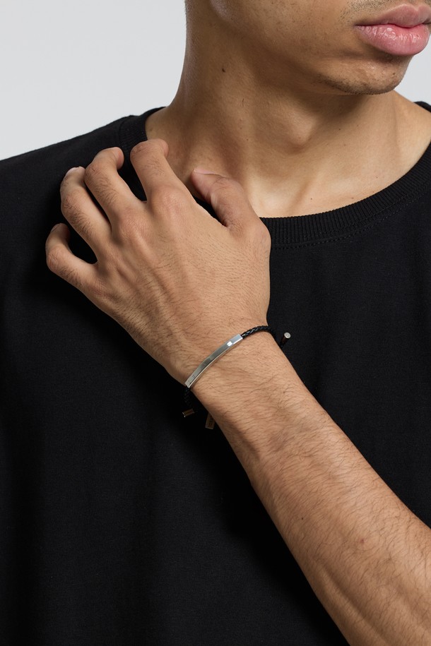 씨알에스디엘 스틸 포인트 트위스티드 레더 팔찌는 남녀 모두 착용 가능한 팔찌입니다. 브라운 컬러의 촘촘하게 꼬인 브레이디드 레더 스트랩과 스틸 바 포인트가 미니멀하면서도 베이직한 스타일을 연출합니다. 스틱 슬라이딩 파츠로 손목 둘레에 맞춰 사이즈 조절이 가능하며, 뛰어난 내구성과 편안한 착용감을 제공합니다. 데이트룩, 여행룩 등 다양한 TPO에 활용 가능하며, 로고 각인과 브랜드 태그가 디자인의 완성도를 높입니다. 습기, 땀, 직사광선은 피하여 서늘한 곳에 보관하고, 충격이나 마찰에 의한 긁힘에 주의하여 관리하십시오.
