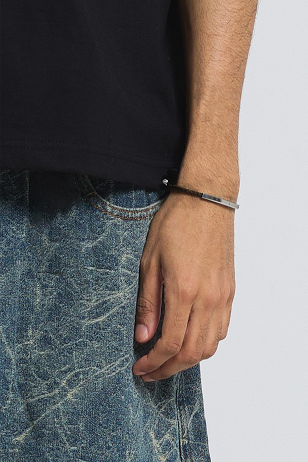 씨알에스디엘 스틸 포인트 트위스티드 레더 팔찌는 심플하고 미니멀한 스타일을 추구하는 분들을 위한 데일리 팔찌입니다. 브레이디드 레더 스트랩과 메탈 스틱 바, 로고 각인 메달이 조화롭게 어우러져 세련된 디자인을 연출합니다. 손목 굵기에 맞춰 슬라이딩 파츠로 사이즈 조절이 가능하며, 뛰어난 내구성과 편안한 착용감을 제공합니다. 여행이나 산책 시 캐주얼하게 착용하기 좋으며, 클래식한 스타일에도 잘 어울립니다. 단, 수분 접촉 환경에서는 착용을 피해주세요.
