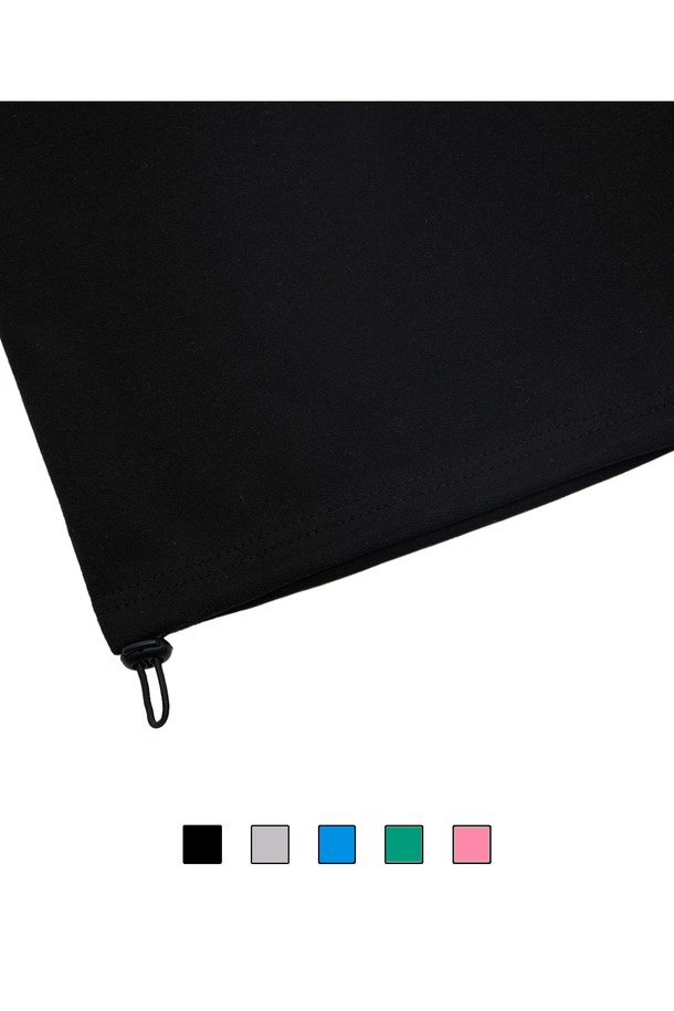 씨알에스디엘 로고 와이드 밴딩 팬츠는 편안함과 스타일을 동시에 잡은 남녀 공용 와이드 팬츠입니다. 캐주얼, 스포티, 미니멀 룩에 모두 잘 어울리며, 동네 마실룩, 산책룩, 집콕룩 등 다양한 TPO에 활용하기 좋습니다. 부드러운 면과 폴리에스테르 혼방 소재로 제작되어 사계절 내내 착용 가능하며, 넉넉한 루즈핏으로 편안한 착용감을 선사합니다. 허리 밴딩과 스트링 조절 기능으로 편안하게 핏을 조절할 수 있으며, 텀블 워싱 처리와 텐터 가공으로 변형을 최소화했습니다. 그레이, 블랙, 블루, 그린, 핑크 등 다채로운 5가지 컬러로 만나보세요.
