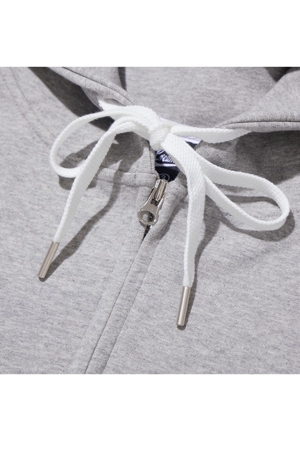 씨알에스디엘 로고 집업 후드는 캐주얼 스타일의 오버핏 후드집업입니다. 블랙, 그레이, 차콜 세 가지 색상으로 출시되었으며, 봄, 가을, 겨울 세 계절 모두 착용 가능합니다. 딥 후드 디자인과 프론트 포켓, 포인트 라벨 디테일이 특징이며, 부드러운 촉감의 면, 폴리에스테르 혼방 소재로 제작되었습니다. 2 니들 커버스티치 공법과 텐터 가공 처리로 내구성을 높였으며, 보온 기능을 제공하여 겨울철 데일리룩, 집콕룩, 산책룩 등 다양한 상황에서 활용하기 좋습니다.
