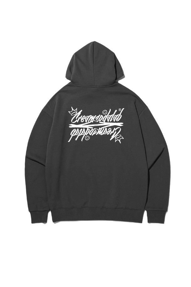 씨알에스디엘 로고 집업 후드는 캐주얼, 미니멀, 스트리트 스타일을 아우르는 후드 집업입니다. 블랙, 그레이, 차콜 세 가지 색상으로 출시되었으며, 넉넉한 깊이의 후드와 각진 디자인이 특징입니다. 면과 폴리에스테르 혼방 소재로 제작되어 부드러운 촉감을 선사하며, 덤블 워싱 처리로 수축을 방지합니다. 오버핏으로 편안한 착용감을 제공하며, 2 NEEDLE COVER STITCH 봉제와 앞 주머니 포인트 라벨, 테더 가공 등 섬세한 디테일을 더했습니다. 집콕룩, 동네 마실룩, 겨울 데일리룩 등 다양한 TPO에 활용할 수 있습니다.
