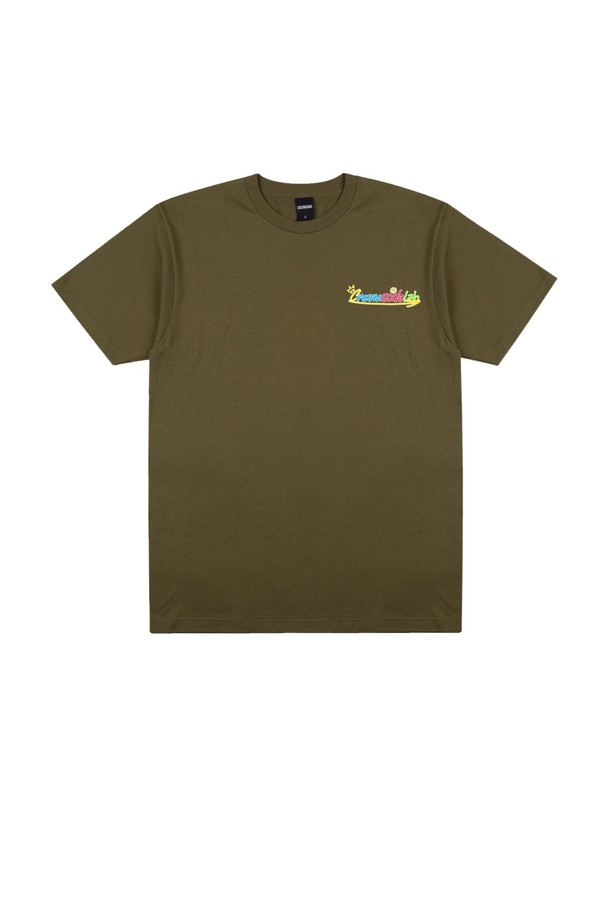 씨알에스디엘 릴렉스 위켄드 반팔 티셔츠는 부드러운 면 소재로 제작되어 흡습 및 속건 기능으로 쾌적한 착용감을 제공합니다. 베이직하고 캐주얼한 스타일의 무지 디자인으로 블랙, 차콜, 그레이, 라이트그레이, 화이트, 아이보리, 네이비, 올리브 등 다양한 컬러 옵션을 제공하며, 라운드넥과 오버핏으로 편안한 착용감을 선사합니다. 튼튼한 트리플 스티치 마감으로 내구성을 높였으며, 피부 자극을 최소화하여 사계절 내내 데일리 아이템으로 활용하기 좋습니다.
