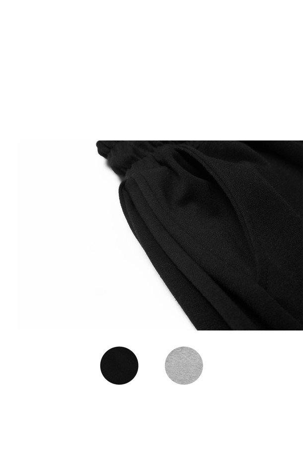 씨알에스디엘 미니멀 와이드 트레이닝 에센셜 사이드 절개 버뮤다 숏팬츠는 미니멀하고 스포티한 스타일을 추구하는 남녀 공용 제품입니다. 블랙과 그레이 두 가지 색상으로 출시되었으며, 여름철 일상 및 스포츠 활동에 적합합니다. 면과 폴리에스테르 혼방의 부드러운 촉감과 얇은 두께로 편안한 착용감을 제공하며, 와이드 핏으로 활동성을 높였습니다. 사이드 절개 디테일과 고탄력 밴딩, 내구성 강화 스티칭, 형태 안정성을 갖춘 디자인으로 동네 마실룩, 여행룩, 휴가룩 등 다양한 TPO에 활용하기 좋습니다.
