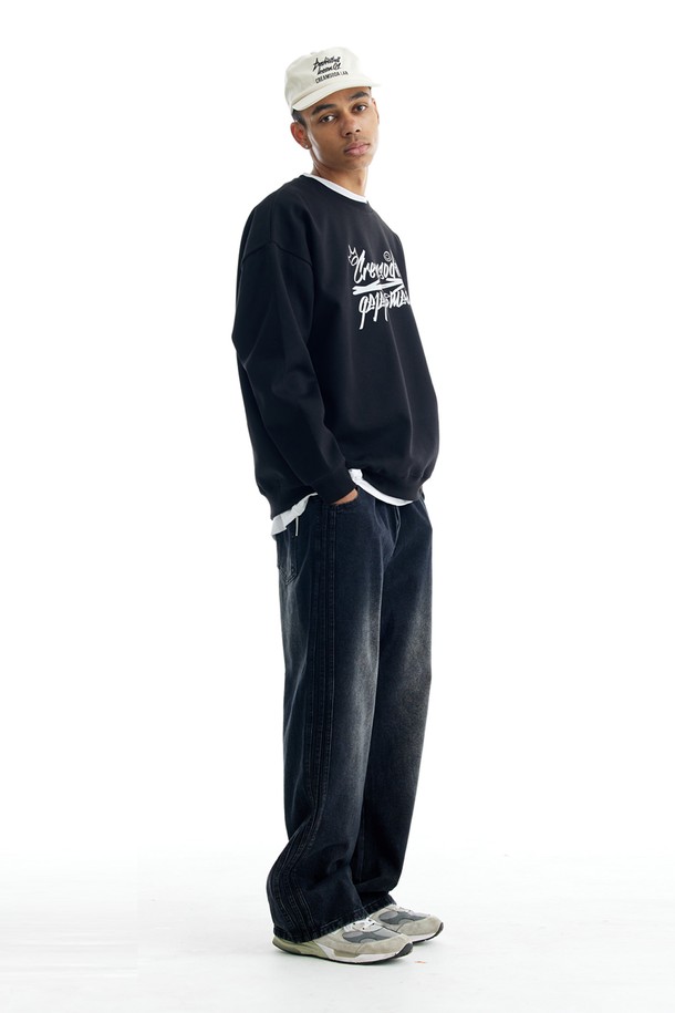 씨알에스디엘 트랙 데님 팬츠는 남성용 데님 팬츠로, 블랙과 블루 두 가지 색상으로 출시되었습니다. 면과 폴리에스테르 혼방 소재로 제작되어 사계절 내내 착용 가능하며, 레귤러핏으로 편안한 착용감을 제공합니다. 캐주얼, 스트리트, 미니멀 스타일을 모두 소화 가능한 디자인으로, 트랙 디자인이 돋보입니다. 무지 패턴의 긴 기장 데님 팬츠로, 다양한 상의와 매치하여 폭넓은 스타일 연출이 가능합니다.
