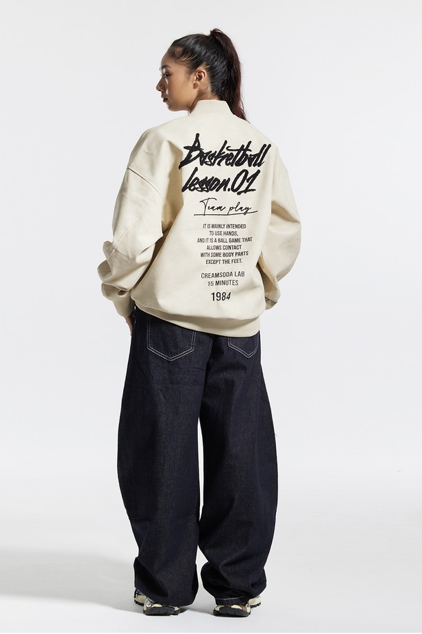 씨알에스디엘 와이드 커브드 스티치 데님 팬츠는 남녀 모두 착용 가능한 데님 팬츠입니다. 블랙과 블루 두 가지 색상으로 출시되었으며, 봄, 가을에 입기 좋은 두꺼운 두께감의 긴 기장 와이드 핏입니다. 캐주얼, 스트릿 스타일을 아우르며, 사이드 오버록 패널과 사이드 포켓, 무릎 라인 다트 디테일, 화이트 스티치, 백포켓 레더 패치 등의 특징을 가지고 있습니다. 뻣뻣한 촉감의 루즈핏으로 편안한 착용감을 선사하며, 동네 마실룩이나 여행룩에 적합합니다.
