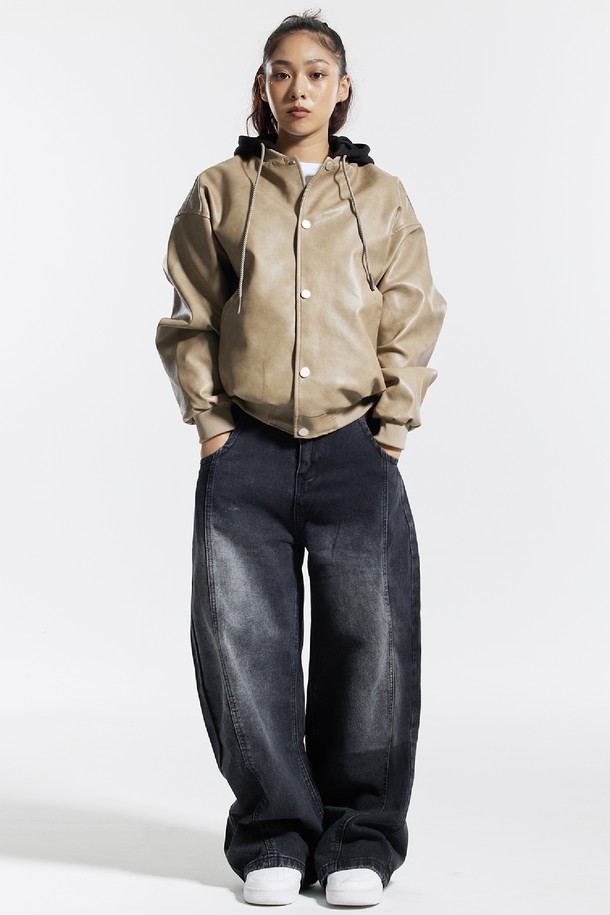 씨알에스디엘 와이드 절개 볼륨 커브드 팬츠는 남성용 바지로, 봄, 가을에 착용하기 좋습니다. 블랙 컬러의 데님 소재로 제작되었으며, 뻣뻣한 촉감과 두꺼운 두께감이 특징입니다. 루즈핏 와이드 라인으로 스트릿, 캐주얼 스타일을 연출하며, 절개 디테일과 볼륨감으로 포인트를 더했습니다. 출근룩과 모임룩에 활용하기 좋은 아이템입니다.
