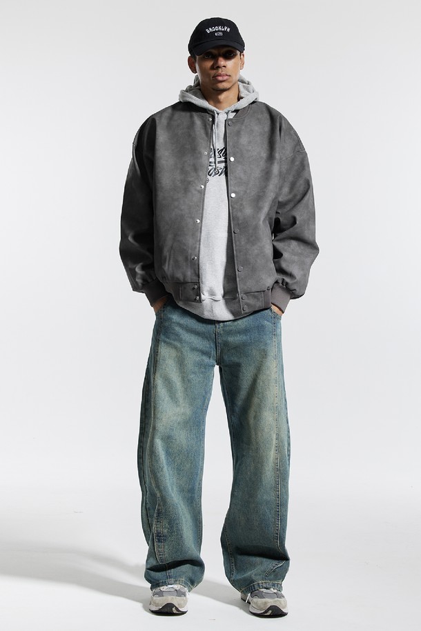 **씨알에스디엘 와이드 절개 볼륨 커브드 팬츠**는 남성을 위한 데님 소재의 긴 바지입니다. 봄, 가을에 어울리는 두꺼운 두께감과 뻣뻣한 촉감으로 제작되었으며, 루즈핏의 와이드한 실루엣을 연출합니다. 캐주얼, 스트릿, 미니멀 스타일 모두 소화 가능하며, 출근룩으로도 활용할 수 있습니다. 볼륨감 있는 핏과 절개 디테일이 특징으로, 개성 있는 스타일을 완성합니다. 블루 컬러의 무지 디자인으로 다양한 상의와 매치하기 용이합니다.
