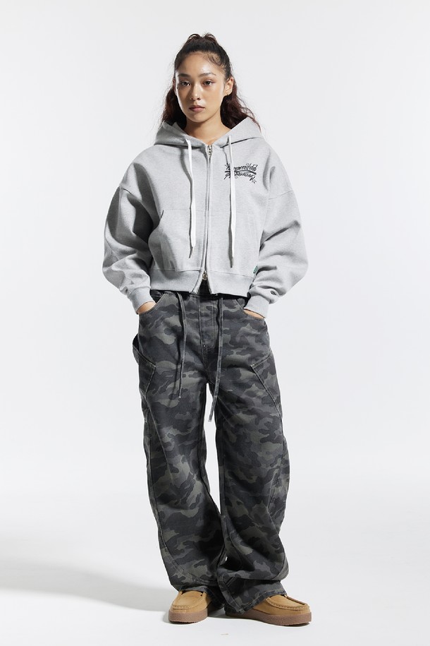 씨알에스디엘 밴딩 와이드 파이핑 사선 카고팬츠는 남성 고객을 위한 캐주얼 및 스트릿 스타일의 바지입니다. 봄, 가을 계절에 어울리며, 여행룩이나 산책룩으로 활용하기 좋습니다. 블랙과 그레이 두 가지 색상으로 출시되었으며, 와이드 핏과 루즈핏으로 편안한 착용감을 제공합니다. 밴딩 처리로 활동성을 높였으며, 파이핑 디테일과 사선 포켓이 디자인의 포인트를 더합니다. 카모 패턴이 돋보이는 긴 기장의 카고 팬츠입니다.
