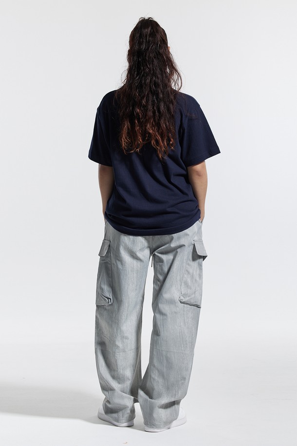 씨알에스디엘 사이드 빅 카고 디링 코팅 워시드 팬츠는 스트릿 무드와 캐주얼 스타일을 동시에 연출할 수 있는 와이드핏 카고 팬츠입니다. 그레이, 블랙, 차콜 세 가지 색상으로 만나볼 수 있으며, 허리 전체 밴딩으로 편안한 착용감을 제공합니다. 사이드 카고 포켓과 벨트 D링 디테일이 특징이며, 전면 코팅으로 독특한 질감을 더했습니다. 밑단 스트링으로 다양한 스타일을 연출할 수 있으며, 빠른 흡수와 건조 기능으로 아웃도어 활동에도 적합합니다.
