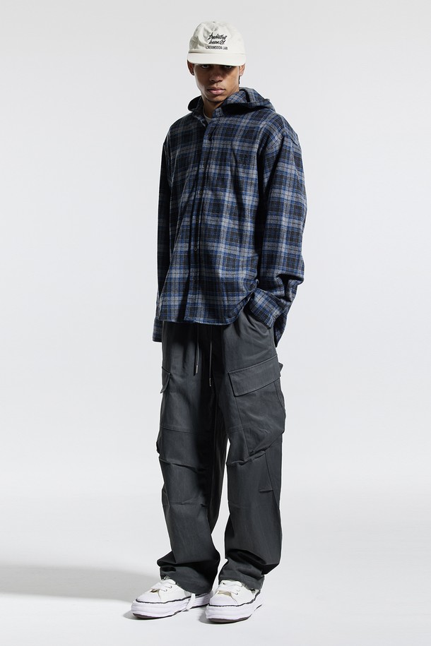 씨알에스디엘(CRS DL) 사이드 빅 카고 디링 코팅 워시드 팬츠는 스트릿, 캐주얼, 시티보이 스타일을 아우르는 남성용 카고 팬츠입니다. 봄, 가을에 착용하기 좋으며, 동네 마실룩이나 캠핑룩에 잘 어울립니다. 블랙, 그레이, 차콜 세 가지 색상으로 출시되었으며, 와이드 핏과 루즈핏으로 편안한 착용감을 제공합니다. 폴리에스테르 소재에 코팅 디테일을 더해 독특한 질감을 살렸으며, 사이드 카고 포켓, D링 디테일, 밑단 스트링, 구조적 디자인 포켓 등의 특징을 갖추었습니다. 빠른 흡수/건조 기능으로 쾌적함을 유지합니다.
