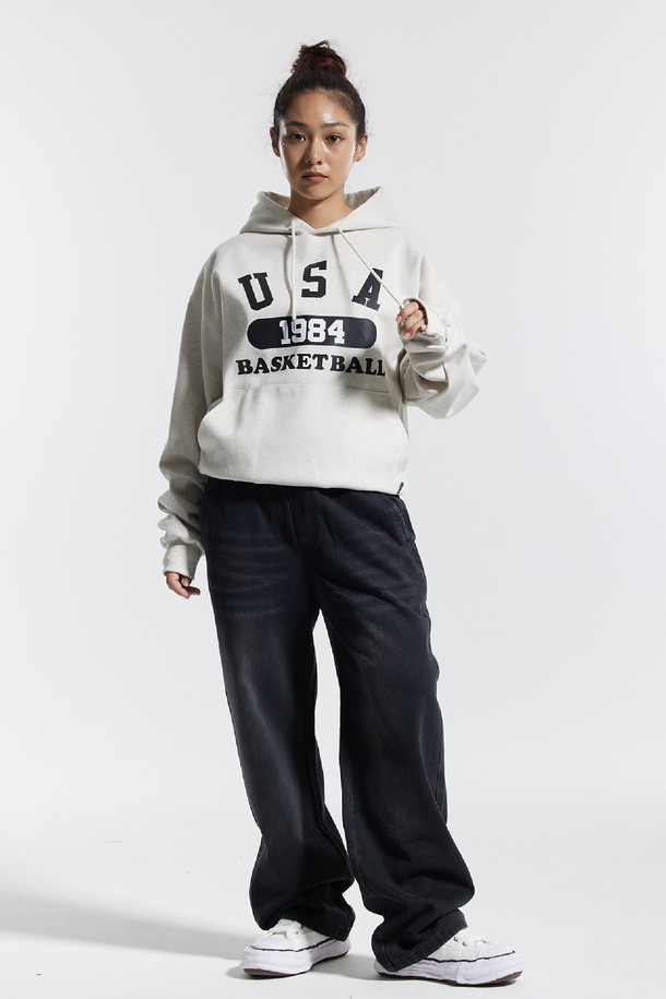 씨알에스디엘 베이직 워싱 와이드 밴딩 데님 팬츠는 남녀 모두 착용 가능한 캐주얼 데님 팬츠입니다. 블랙과 블루 두 가지 색상으로 제공되며, 사계절 내내 활용할 수 있습니다. 와이드핏에 밴딩 처리로 편안한 착용감을 선사하며, 워싱 가공을 통해 자연스러운 멋을 더했습니다. 드로우스트링과 뒷주머니, 포인트 라벨 디테일이 돋보이며, 동네 마실룩이나 여행룩, 미니멀, 클래식 스타일 연출에 적합합니다.
