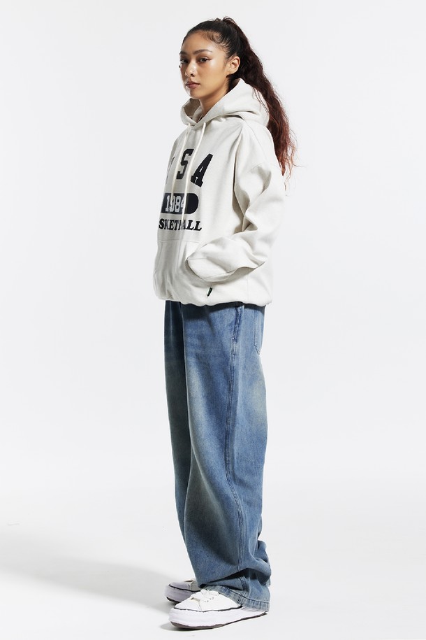 씨알에스디엘 베이직 워싱 와이드 밴딩 데님 팬츠는 면과 폴리에스테르 혼방 소재로 제작되어 사계절 내내 편안하게 착용할 수 있습니다. 캐주얼, 미니멀, 클래식 스타일을 아우르는 베이직 디자인으로, 동네 마실룩과 여행룩에 모두 잘 어울립니다. 허리 스트링 밴딩으로 사이즈 조절이 용이하며, 넉넉한 와이드 핏으로 편안함을 더했습니다. 톤 다운된 블랙과 블루 두 가지 색상으로 출시되었으며, 튼튼한 내구성과 뒷주머니, 사이드 라벨 디테일로 실용성을 높였습니다. 반복된 세탁에도 변형 없이 오랫동안 형태를 유지하는 것이 특징입니다.
