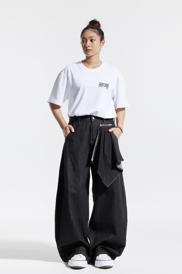 씨알에스디엘 행커치프 와이드 벌룬 커브드 팬츠는 부드러운 면과 폴리에스테르 혼방 소재로 제작되어 편안한 착용감을 선사합니다. 루즈핏의 와이드 벌룬 실루엣과 밑단 턱 디테일이 돋보이며, 탈부착 가능한 행커치프로 포인트를 더했습니다. 허리 사이즈 조절이 용이하며, 뒷주머니 수납공간과 로고 패치로 실용성을 높였습니다. 블랙과 카멜 두 가지 색상으로 출시되어 캐주얼, 미니멀, 시티보이 스타일을 연출하기 좋습니다. 일상, 동네 마실룩, 여행룩 등 다양한 TPO에 활용할 수 있는 긴 바지입니다.
