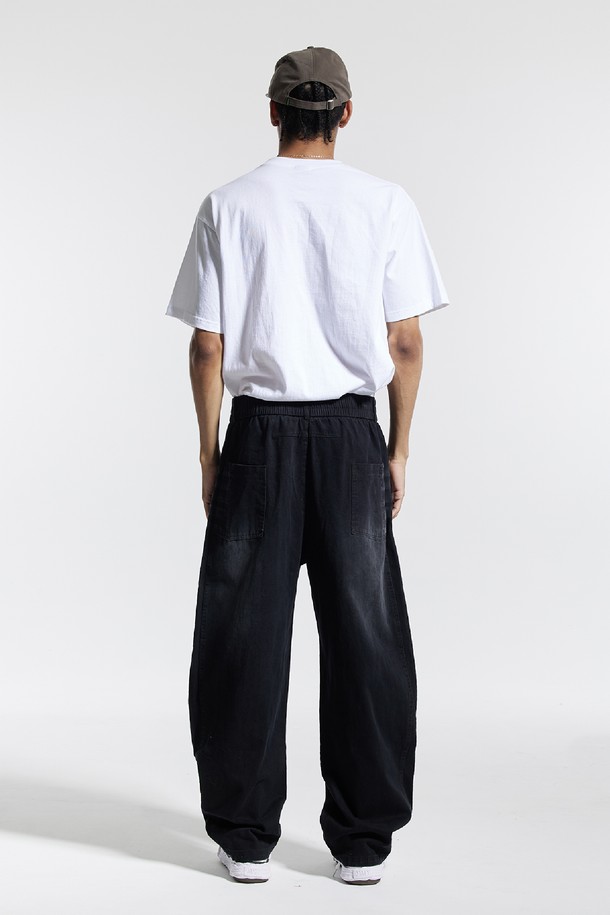 씨알에스디엘 반밴딩 빈티지 프론트 워싱 와이드 벌룬 데님 팬츠는 남녀 모두 착용 가능한 데님 팬츠입니다. 부드러운 면 소재로 제작되어 편안한 착용감을 제공하며, 봄, 가을에 적합합니다. 캐주얼, 빈티지 스타일을 연출하기 좋으며, 루즈핏의 와이드 벌룬 핏으로 트렌디한 분위기를 더합니다. 허리 사이즈 조절이 가능한 반밴딩 디자인에 밑단 턱 디테일과 뒷주머니가 있어 실용적입니다. 블랙, 네이비, 카키 세 가지 컬러로 출시되어 다양한 스타일링에 활용할 수 있습니다.
