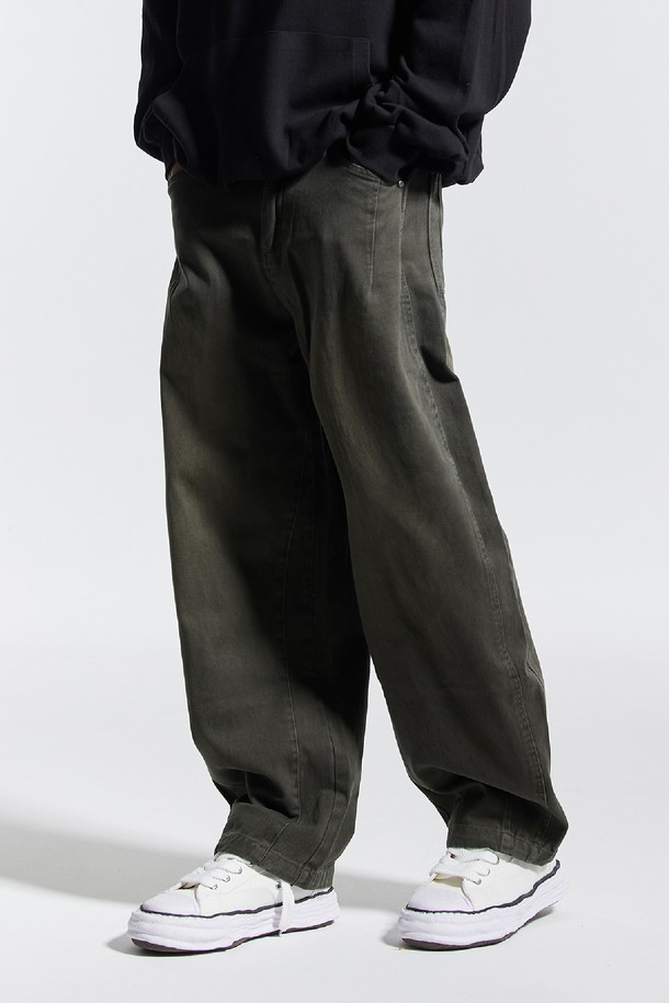 씨알에스디엘(CRSDL) 반밴딩 빈티지 프론트 워싱 와이드 벌룬 데님 팬츠는 캐주얼 스타일에 빈티지 무드를 더한 데님 팬츠입니다. 블랙, 네이비, 카키 3가지 색상으로 출시되었으며, 일상 및 동네 마실룩, 여행룩에 적합합니다. 부드러운 면 소재에 워싱 디테일이 더해져 자연스러운 멋을 연출하며, 허리 반밴딩으로 편안한 착용감을 제공합니다. 넉넉한 와이드 벌룬핏과 밑단 턱 디테일이 트렌디한 스타일을 완성하며, 뒷주머니는 실용성을 더합니다. 땀 흡수 및 통기성이 우수하여 봄, 가을에 쾌적하게 착용할 수 있습니다.
