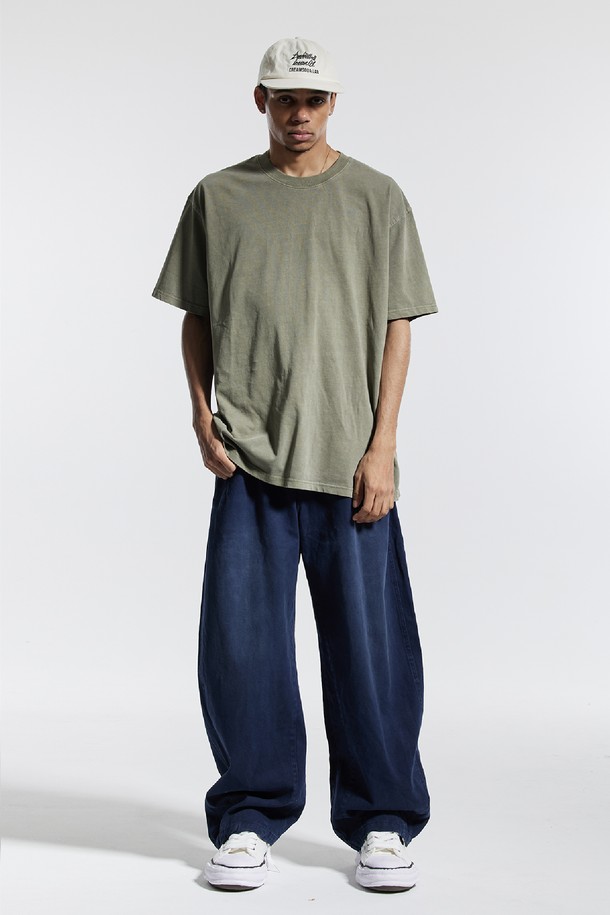 씨알에스디엘 반밴딩 빈티지 프론트 워싱 와이드 벌룬 데님 팬츠는 남녀 모두 착용 가능한 데님 팬츠입니다. 블랙, 네이비, 카키 세 가지 색상으로 출시되었으며, 일상복으로 활용하기 좋습니다. 봄, 가을에 적합하며, 빈티지하고 캐주얼한 스타일을 연출할 수 있습니다. 허리 부분은 반밴딩 처리되어 편안한 착용감을 제공하며, 와이드 벌룬핏으로 트렌디한 실루엣을 완성합니다. 밑단 턱 디테일과 은은한 빈티지 워싱이 돋보이며, 뒷주머니 수납 공간도 갖춰 실용성을 더했습니다.
