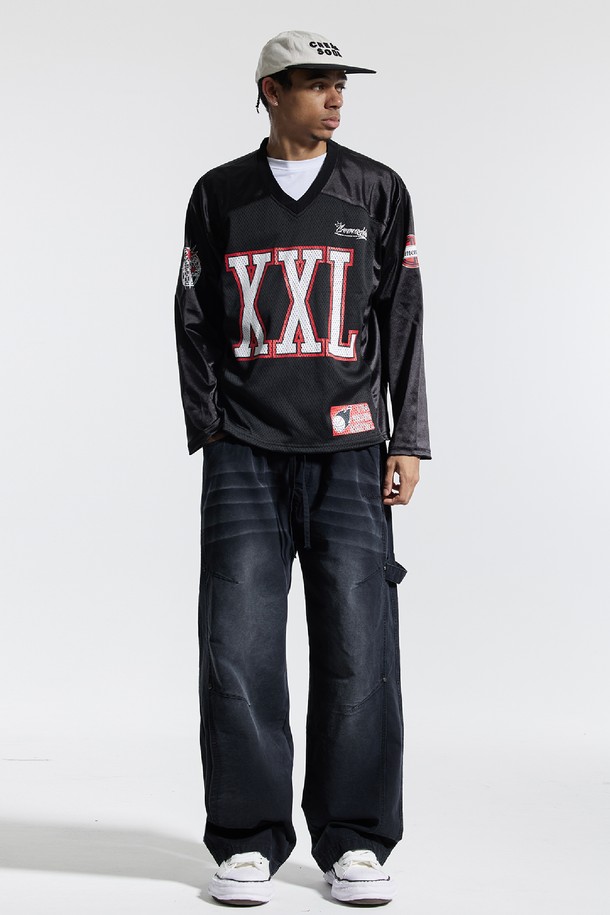 씨알에스디엘 빈티지 캣브러시 워싱 리벳 카펜터 팬츠는 남성용 카펜터 팬츠입니다. 블랙과 그레이 두 가지 색상으로 출시되었으며, 봄, 가을에 착용하기 좋습니다. 캐주얼과 스트릿 스타일을 모두 소화할 수 있으며, 루즈핏으로 편안한 착용감을 선사합니다. 면 소재에 빈티지 워싱 처리하여 독특한 멋을 살렸으며, 로고 자수, 패치 포켓, 해머 루프, 리벳 디테일로 포인트를 더했습니다. 
